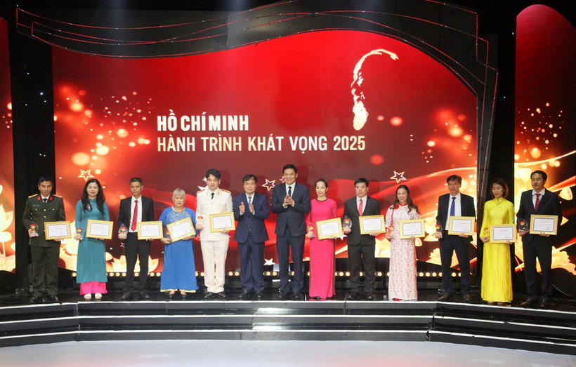 Vinh danh các gương tiêu biểu trong phong trào học tập và làm theo tấm gương tư tưởng đạo đức, phong cách Hồ Chí Minh các tỉnh miền Trung-Tây Nguyên. (Ảnh: Văn Tý/TTXVN)