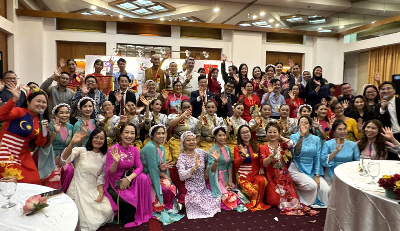 Các đại biểu, nghệ sỹ và khách mời Malaysia và Việt Nam chụp ảnh lưu niệm. (Ảnh: Viên Luyến/TTXVN)