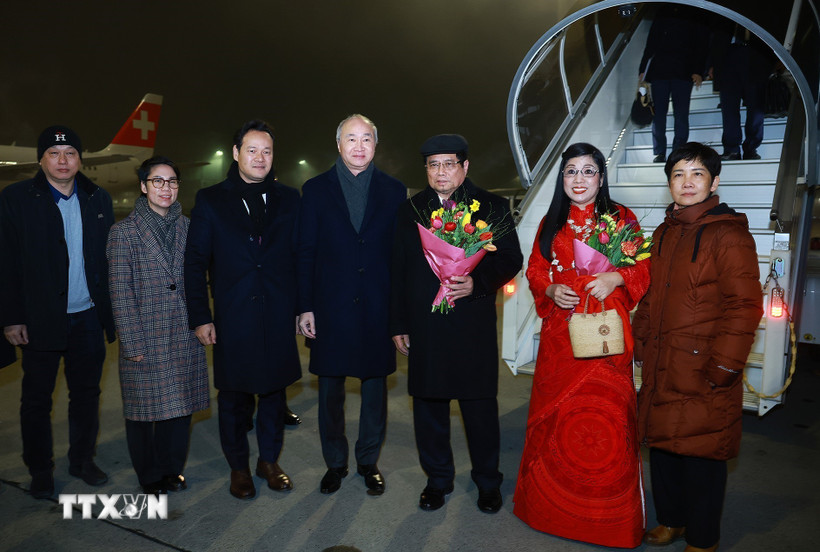 Cán bộ, nhân viên Đại sứ quán Việt Nam tại Thụy Sĩ đón Thủ tướng Phạm Minh Chính và Phu nhân tại sân bay Zurich. (Ảnh: Dương Giang/TTXVN)