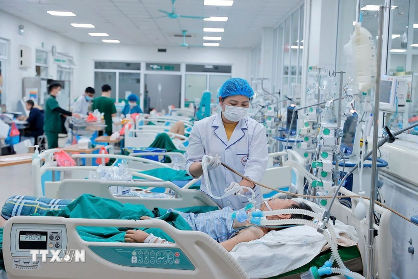 Thời gian gần đây, xuất hiện nhiều ca mắc cúm bị diễn biến nặng, thậm chí nguy kịch; đa số là người có bệnh nền, không kiểm soát tốt bệnh nền. (Ảnh: Minh Quyết/TTXVN)