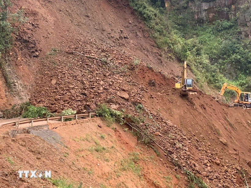 Hàng trăm m3 đất đá từ taluy dương bất ngờ sạt xuống, vùi lấp toàn bộ mặt đường trên Quốc lộ 32, thuộc địa phận xã Púng Luông, tỉnh Lào Cai. (Ảnh: TTXVN phát)