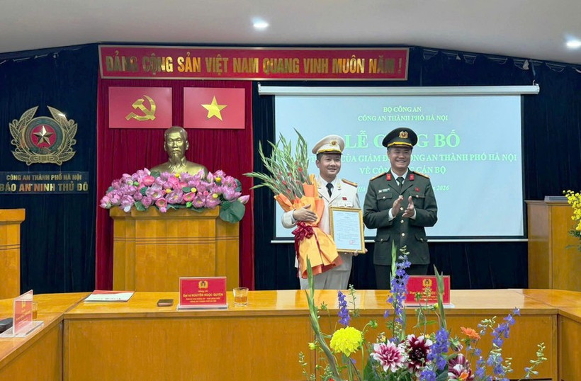 Đại tá Nguyễn Ngọc Quyền - Phó Bí thư Đảng ủy, Phó Giám đốc Công an thành phố Hà Nội trao quyết định của Giám đốc Công an thành phố Hà Nội bổ nhiệm Trung tá Chu Quốc Dũng giữ chức vụ Trưởng Ban Biên tập Chuyên đề An ninh Thủ đô.