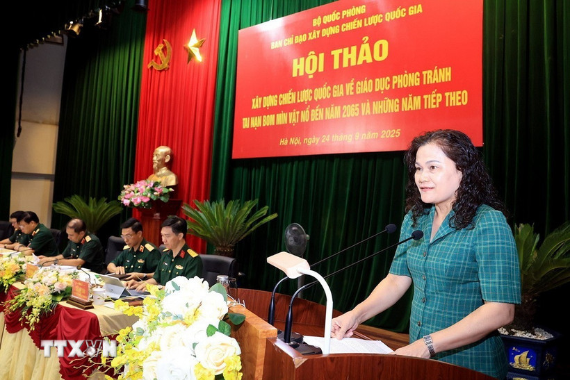 Phó Tổng giám đốc Thông tấn xã Việt Nam Nguyễn Thị Sự trình bày tham luận tại hội thảo. (Ảnh: Tuấn Anh/TTXVN)