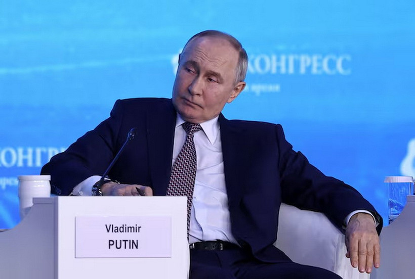 Tổng thống Nga Vladimir Putin dự phiên họp toàn thể của Diễn đàn Công nghệ tương lai. (Ảnh: Reuters)