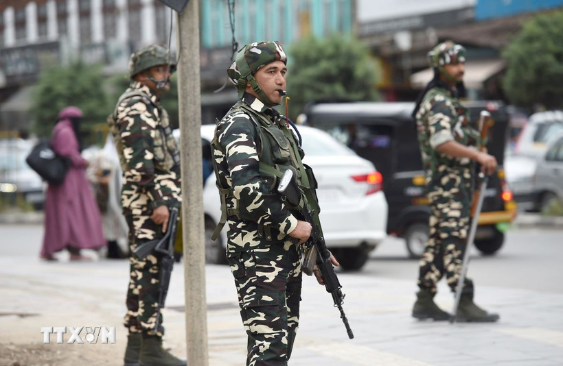 Binh sỹ Ấn Độ gác tại thành phố Srinagar, thủ phủ mùa hè của khu vực Kashmir do Ấn Độ kiểm soát, ngày 9/5/2025. (Ảnh: THX/TTXVN)