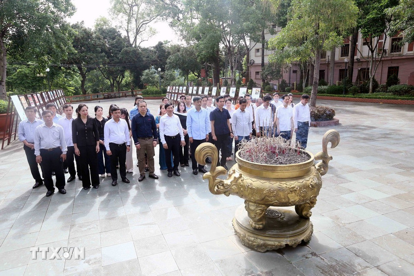 Đoàn công tác của Ban Nội chính Trung ương và lãnh đạo tỉnh Sơn la dâng hương tưởng nhớ các anh hùng liệt sĩ tại Nghĩa trang liệt sĩ Nhà tù Sơn La. (Ảnh: Quang Quyết/TTXVN)