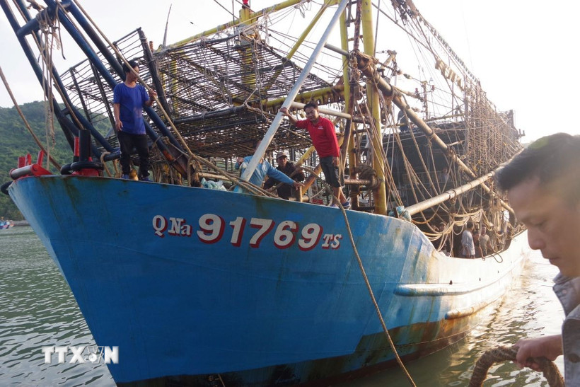 Tàu cá QNa-91769 TS cập cảng an toàn. (Ảnh: TTXVN phát)