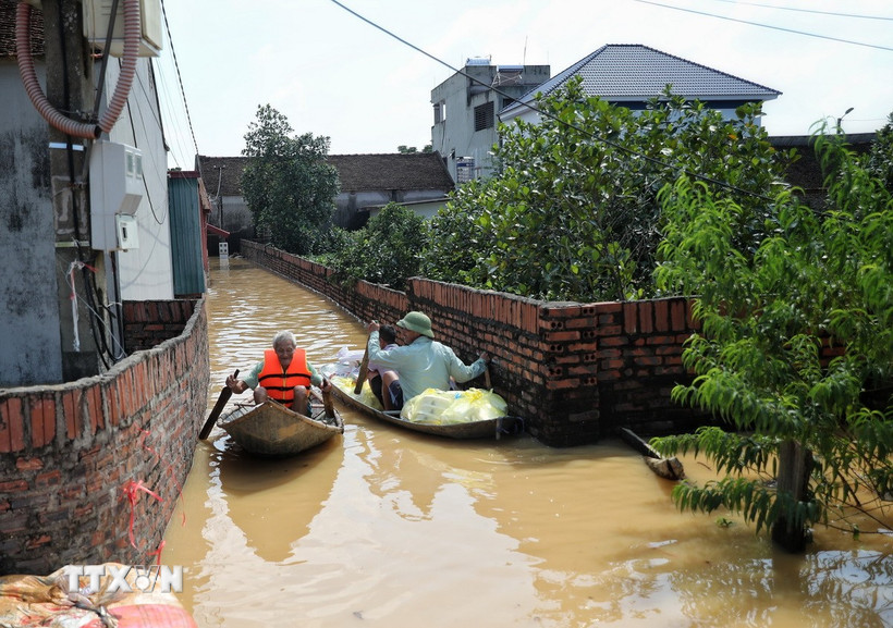 Thôn Phú Cốc, xã Hợp Thịnh, bị ngập nặng, người dân phải dùng thuyền đi lại. (Ảnh: Danh Lam/TTXVN)