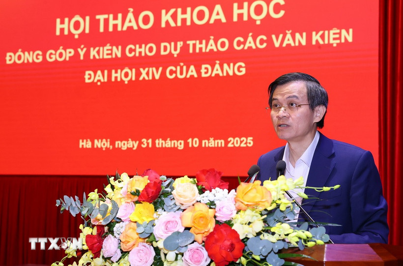 Phó Giám đốc Thường trực Học viện Chính trị quốc gia Hồ Chí Minh Đoàn Minh Huấn phát biểu khai mạc và đề dẫn hội thảo. (Ảnh: Văn Điệp/TTXVN)
