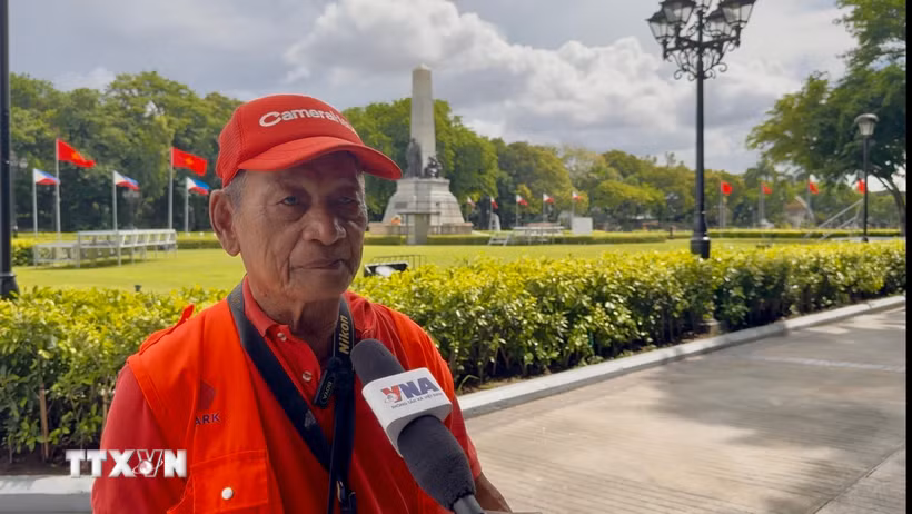 Thợ ảnh Leopoldo Alviento tại Manila. (Ảnh: Đỗ Vân/TTXVN)