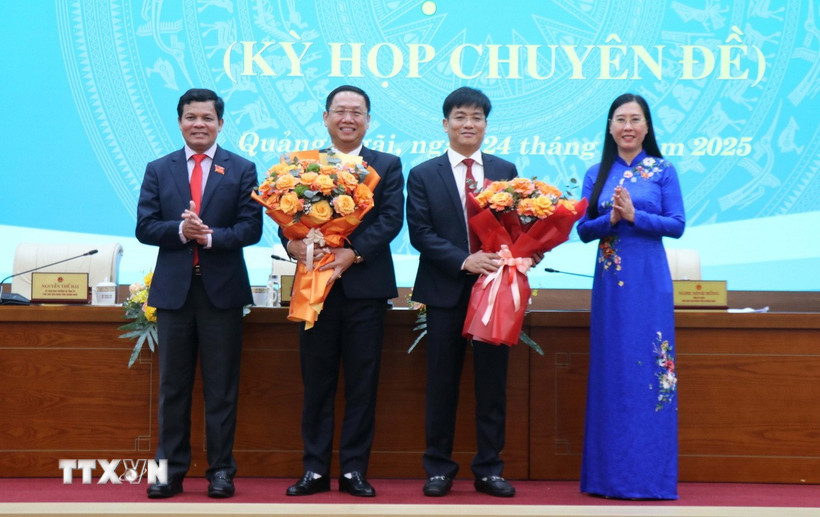 Lãnh đạo Tỉnh ủy Quảng Ngãi tặng hoa chúc mừng hai Phó Chủ tịch Ủy ban Nhân dân tỉnh Nguyễn Công Hoàng và Đỗ Tâm Hiển. (Ảnh: Phạm Cường/TTXVN)