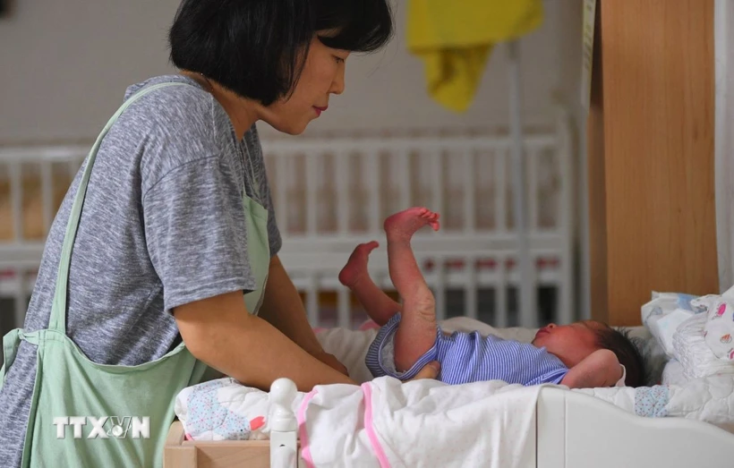 Nhân viên chăm sóc trẻ sơ sinh tại Nhà thờ cộng đồng Jusarang ở phía Nam Seoul, Hàn Quốc. (Ản minh họa. AFP/TTXVN) Nhân viên chăm sóc trẻ sơ sinh tại Nhà thờ cộng đồng Jusarang ở phía Nam Seoul, Hàn Quốc. (Ản minh họa. AFP/TTXVN)