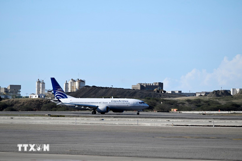 Máy bay đỗ tại sân bay quốc tế Simon Bolivar ở Venezuela. (Ảnh: THX/TTXVN)