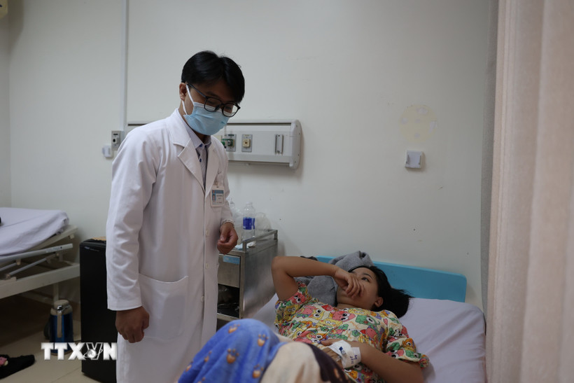 Bác sỹ Khoa Nội tổng hợp, Bệnh viện Đa khoa Bà Rịa thăm khám bệnh nhân ngộ độc thực phẩm nghi do ăn bánh mì tại tiệm Ngọc Hà, phường Phú Mỹ. (Ảnh: Hoàng Nhị/TTXVN)