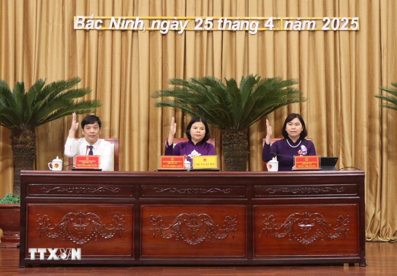 Các đại biểu biểu Hội đồng Nhân dân tỉnh Bắc Ninh quyết thông qua Nghị quyết. (Ảnh: Thanh Thương/TTXVN)