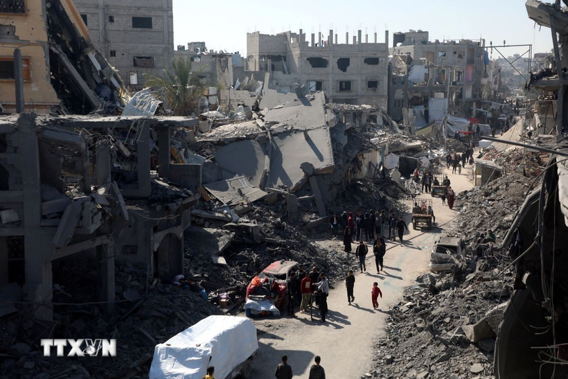 Cảnh đổ nát sau cuộc pháo kích của Israel xuống Dải Gaza ngày 24/3. (Ảnh: THX/TTXVN)