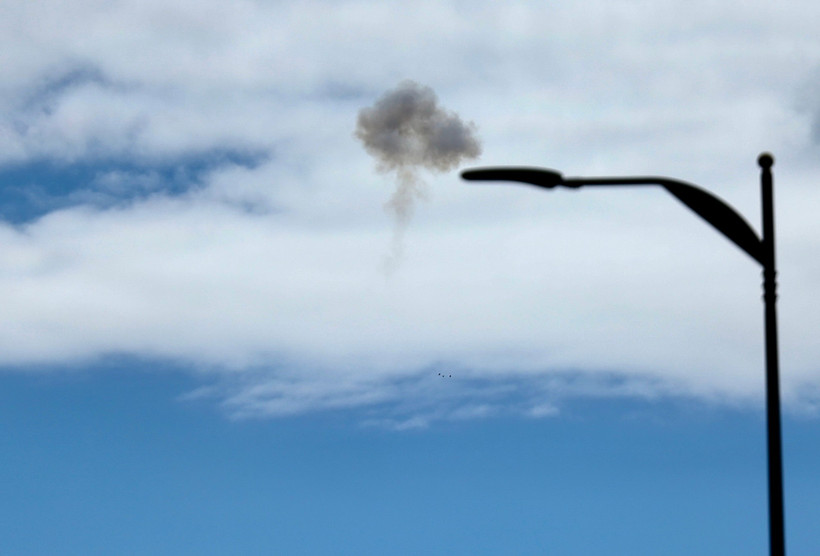 Khói trên bầu trời khu vực Jerusalem, Israel ngày 28/2/2026. (Ảnh: THX/TTXVN)