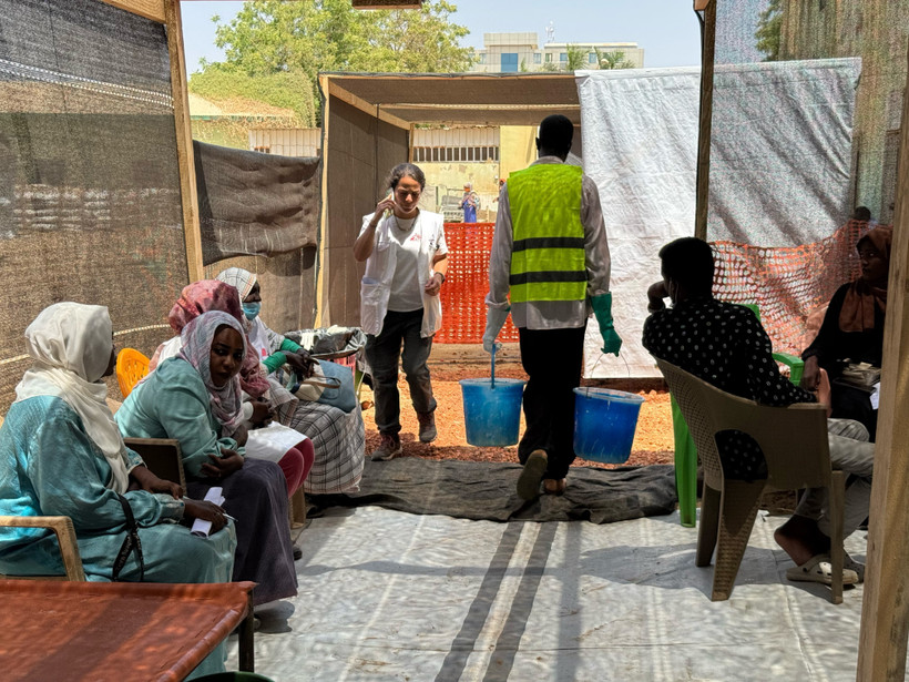Bệnh nhân mắc tả được điều trị tại trung tâm y tế ở Kosti, bang White Nile, Sudan. (Ảnh: THX/TTXVN)