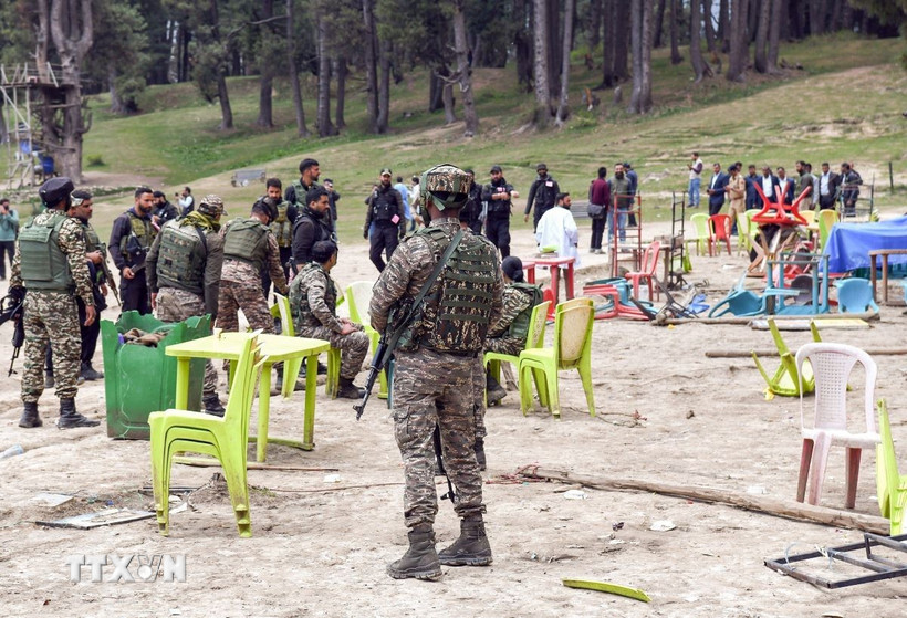 Lực lượng an ninh gác tại hiện trường vụ tấn công khủng bố nhằm vào khách du lịch tại Pahalgam, thuộc khu vực Kashmir do Ấn Độ kiểm soát. (Ảnh: ANI/TTXVN)