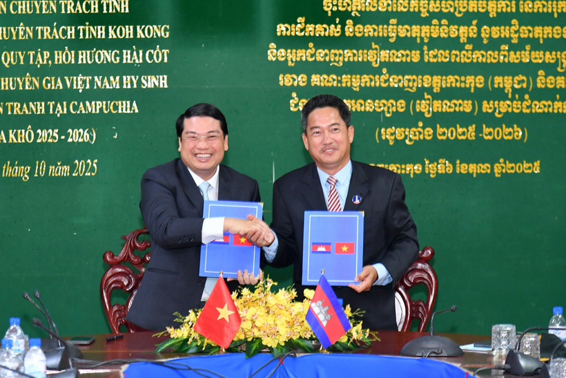 Phó Chủ tịch Ủy ban Nhân dân tỉnh, Trưởng Ban Chuyên trách tỉnh An Giang Lê Trung Hồ và ông Hak Leng, Phó Tỉnh trưởng, Trưởng Ban Chuyên trách tỉnh Koh Kong đã thực hiện nghi thức ký kết biên bản. (Ảnh: TTXVN phát)