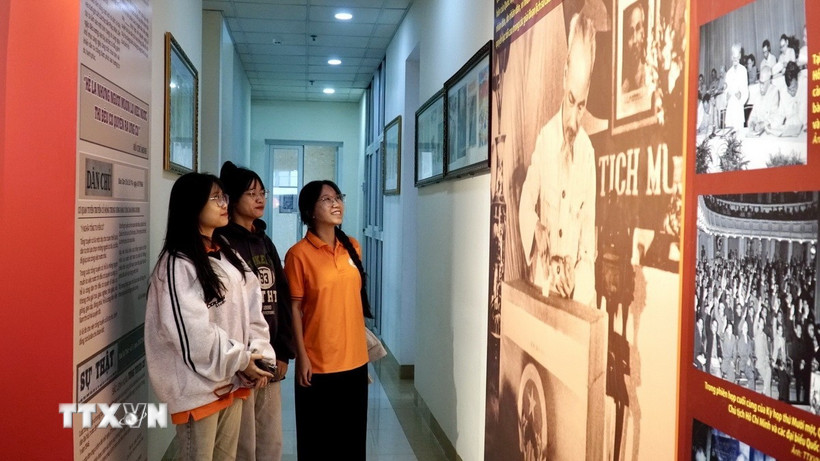 Các đại biểu xem tư liệu về các cuộc bầu cử qua các thời kỳ. (Ảnh: Sỹ Thắng/TTXVN)