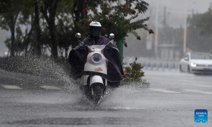 Mưa lớn ảnh hưởng đến hơn 180.000 người. (Ảnh: XInhua)