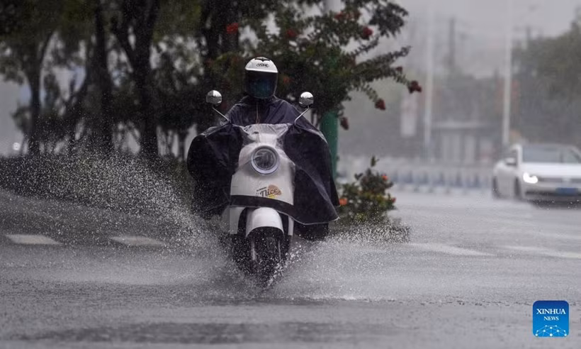 Mưa lớn ảnh hưởng đến hơn 180.000 người. (Ảnh: XInhua)