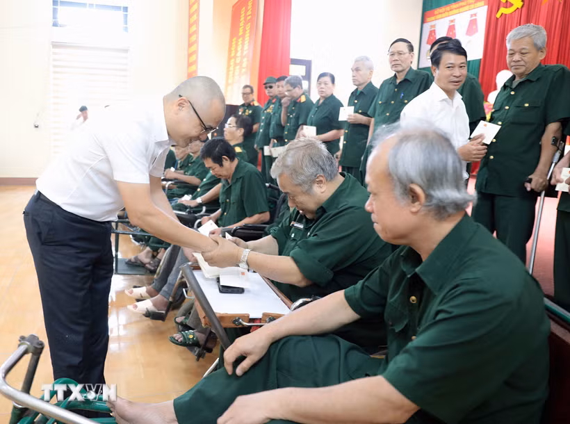 Tri ân, tặng quà các thương binh, bệnh binh đang điều dưỡng tại Trung tâm điều dưỡng thương binh, bệnh binh tỉnh Phú Thọ. (Ảnh: Tạ Toàn/TTXVN)