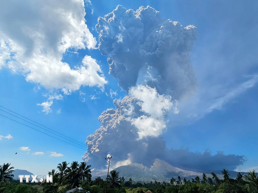 Tro bụi phun lên từ núi lửa Lewotobi Laki-Laki ở Đông Flores, Đông Nusa Tenggara, Indonesia, ngày 7/7/2025. (Ảnh: THX/TTXVN)