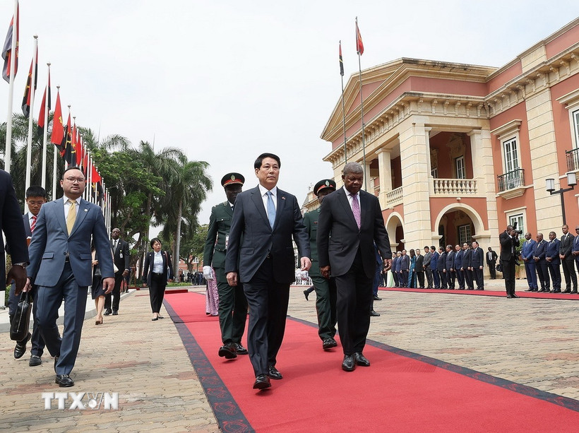 Tổng thống Angola João Manuel Gonçalves Lourenço và Phu nhân chủ trì Lễ đón Chủ tịch nước Lương Cường và Phu nhân. (Ảnh: Lâm Khánh/TTXVN)
