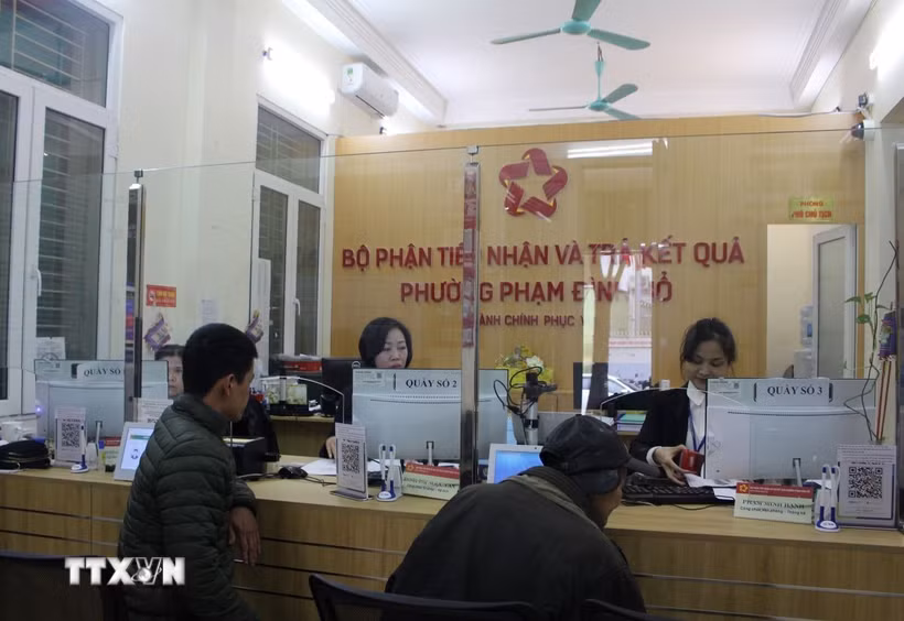Bộ phận một cửa tại UBND phường Phạm Đình Hổ, Hà Nội. (Ảnh: Nguyễn Thắng/TTXVN)