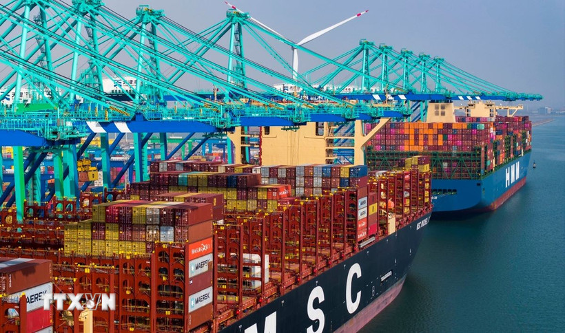 Quang cảnh cảng hàng hóa tại Thiên Tân, Trung Quốc. (Ảnh: THX/TTXVN)