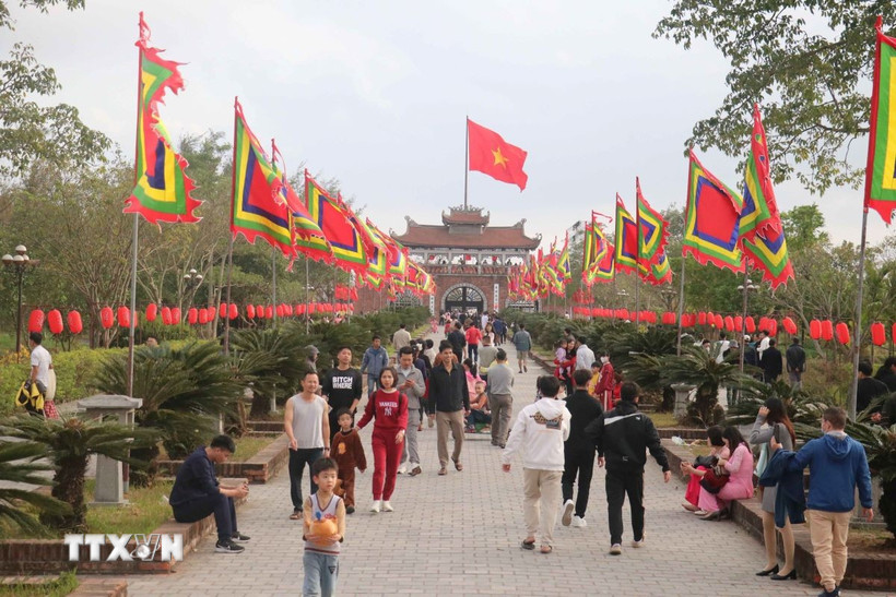 Người dân, du khách đến chiêm bái tại Di tích Quốc gia đặc biệt Khu di tích lịch sử lăng mộ và đền thờ các vị vua triều Trần (Hưng Hà, Thái Bình). (Ảnh: Vũ Quang/TTXVN)