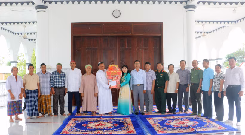 Bà Trần Thị Thanh Hương, Phó Bí thư Tỉnh ủy, Chủ tịch Ủy ban Mặt trận Tổ quốc Việt Nam tỉnh An Giang cùng đoàn công tác của tỉnh An Giang tặng quà chúc mừng Tết Roya Haji cho Ban quản trị Thánh đường Jamiul Mukminin (xã Vĩnh Hanh). (Ảnh: Công Mạo/TTXVN)