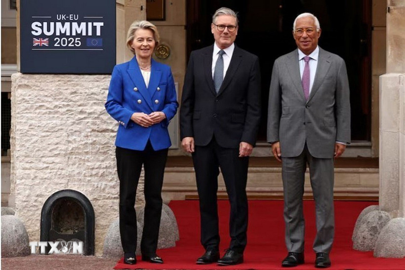 Thủ tướng Anh Keir Starmer (giữa) đón Chủ tịch Ủy ban châu Âu (EC) Ursula von der Leyen (trái) và Chủ tịch Hội đồng châu Âu Antonio Costa tới dự Hội nghị thượng đỉnh Anh-EU tại London, ngày 19/5/2025. (Ảnh: REUTERS/TTXVN)