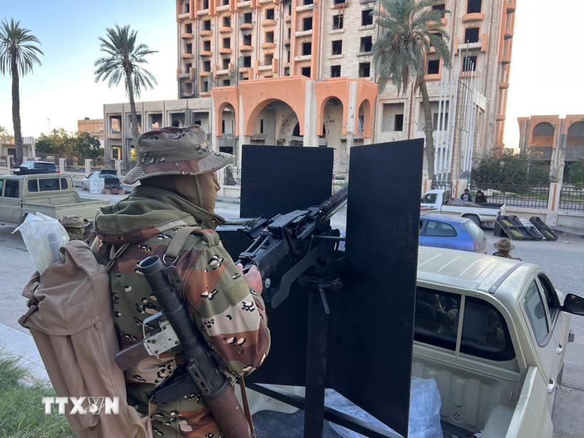 Binh sỹ gác trên đường phố tại Zawiya, Libya. (Ảnh: THX/TTXVN)