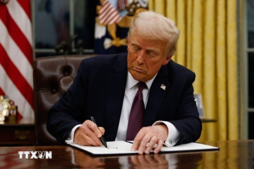 Tổng thống Mỹ Donald Trump ký một sắc lệnh tại Nhà Trắng, Washington, DC. (Ảnh: Getty Images/TTXVN)