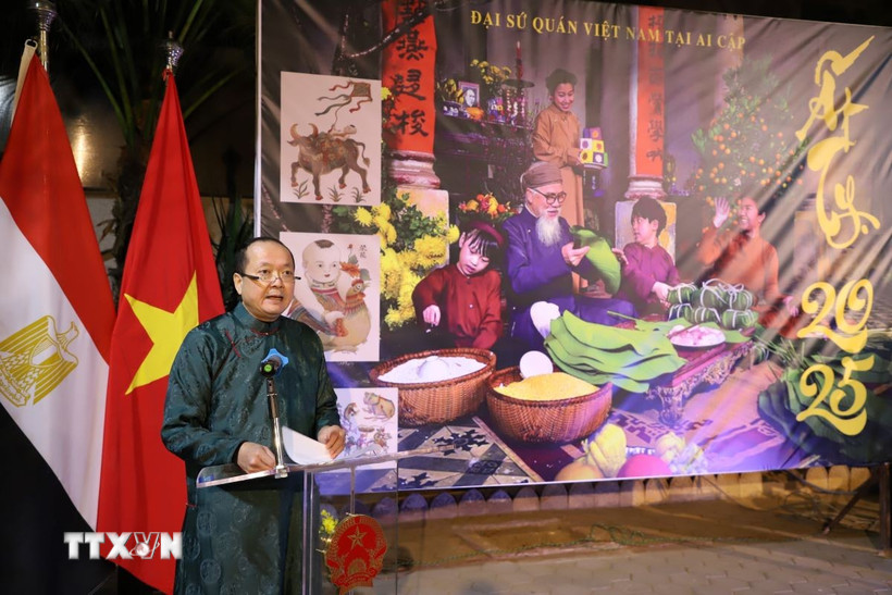 Đại sứ Nguyễn Huy Dũng phát biểu khai mạc chương trình Tết Cộng đồng, chào đón Xuân Ất Tỵ 2025. (Ảnh: Nguyễn Trường/TTXVN)