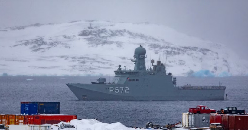 Một tàu hải quân Đan Mạch đang tuần tra vùng biển ngoài khơi Greenland. (Ảnh: rferl)