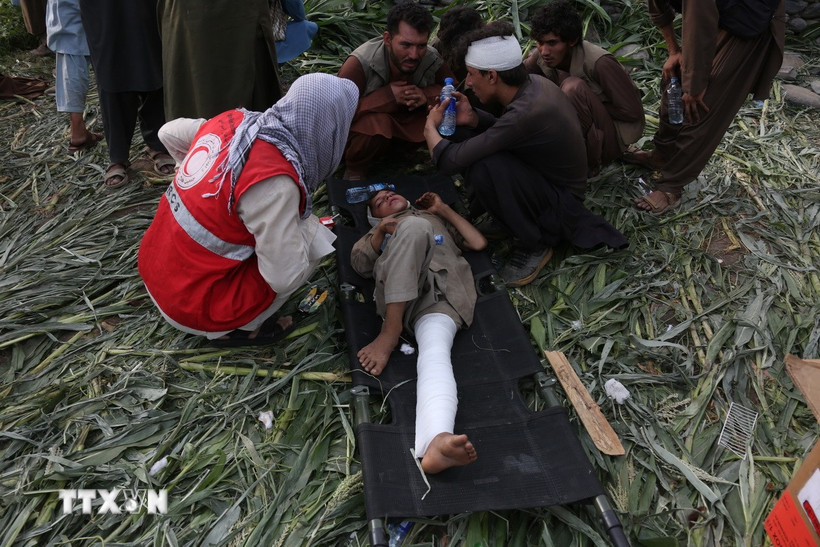 Một nhân viên của Hiệp hội Trăng lưỡi liềm đỏ Afghanistan chăm sóc người bị thương tại khu vực bị động đất ở huyện Nurgal, tỉnh Kunar ngày 1/9/2025. (Ảnh: THX/TTXVN)