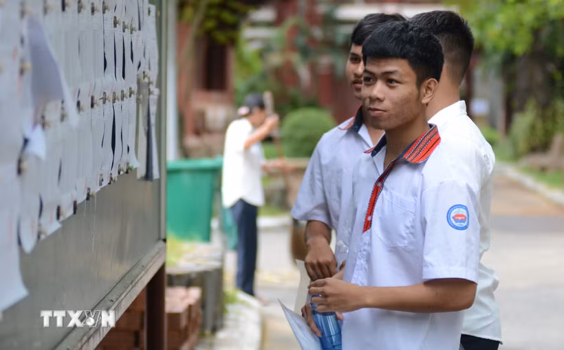 Thí sinh người đồng bào Cơ tu đang xem phòng dự thi tại điểm thi trường THPT Chuyên Quốc học Huế. (Ảnh: Văn Dũng/TTXVN)