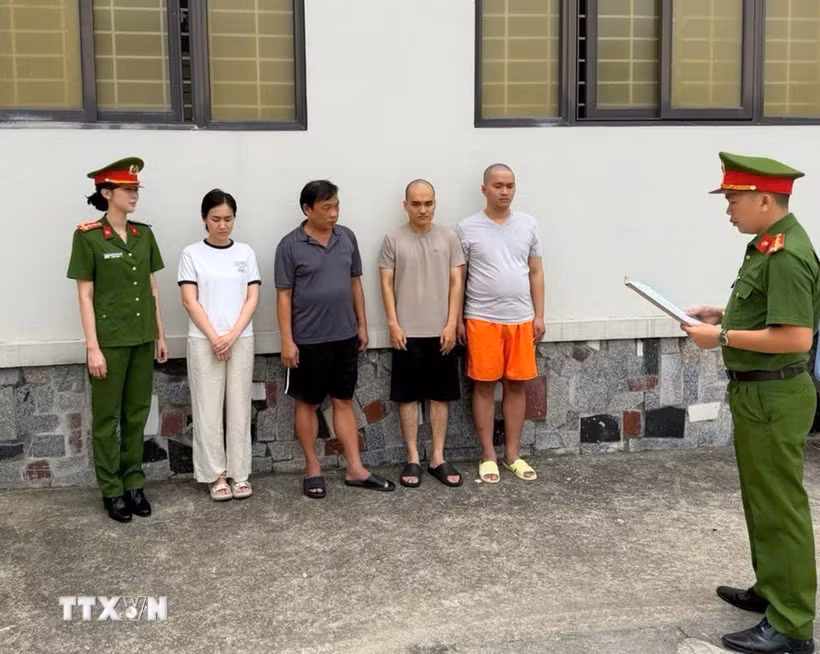 Cơ quan Cảnh sát điều tra Công an tỉnh Thanh Hóa đã khởi tố thêm 4 bị can về tội "Buôn lậu", thu giữ thêm 354 viên kim cương các loại, tổng trị giá khoảng 68,8 tỷ đồng. (Ảnh TTXVN phát)