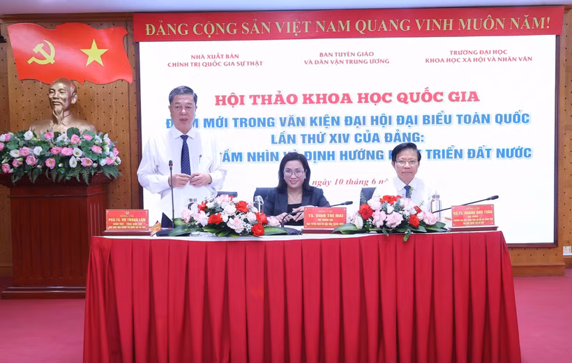 Các đại biểu chủ trì hội thảo. (Ảnh: Văn Điệp/TTXVN)