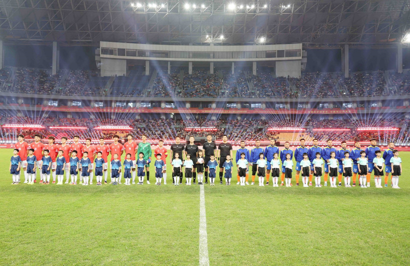 Đội bóng tỉnh Quảng Ninh và đội bóng Khu tự trị dân tộc Choang Quảng Tây đấu chung kết. (Ảnh: Công Tuyên/TTXVN)