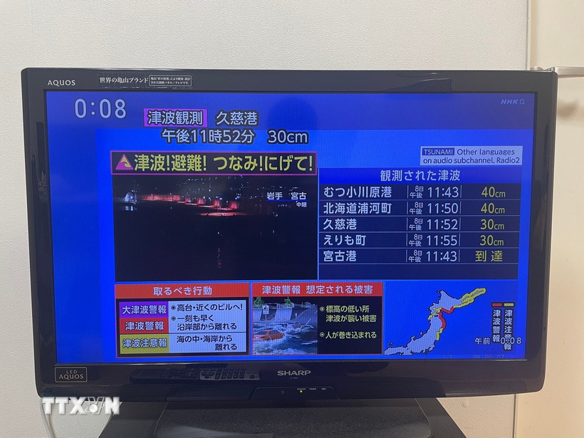 Thông tin về trận động đất có độ lớn 7,6 ở ngoài khơi tỉnh Aomori (Nhật Bản) được phát trên truyền hình tại thủ đô Tokyo, ngày 9/12/2025. (Ảnh: THX/TTXVN)