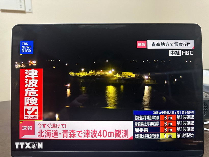 Thông tin về trận động đất có độ lớn 7,6 ở ngoài khơi tỉnh Aomori (Nhật Bản) được phát trên truyền hình tại thủ đô Tokyo, ngày 9/12/2025. (Ảnh: THX/TTXVN)