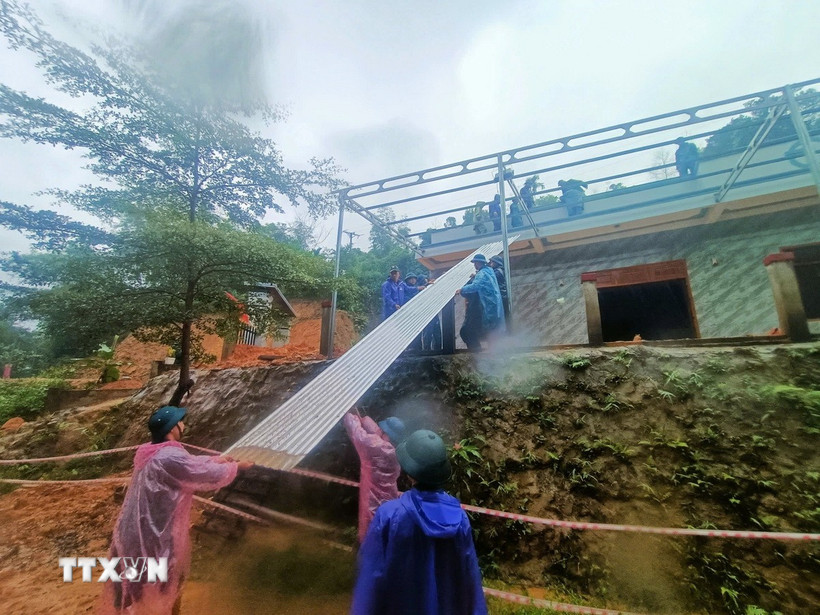 Một trong những ngôi nhà bị hư hại hoàn toàn ở xã Trà Leng đang được xây dựng mới. (Ảnh: Đoàn Hữu Trung/TTXVN)