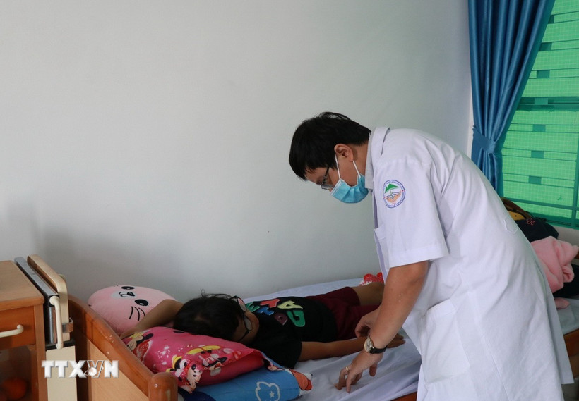 Khám cho bệnh nhân mắc sốt xuất huyết. (Ảnh minh họa. Phan Sáu/TTXVN)