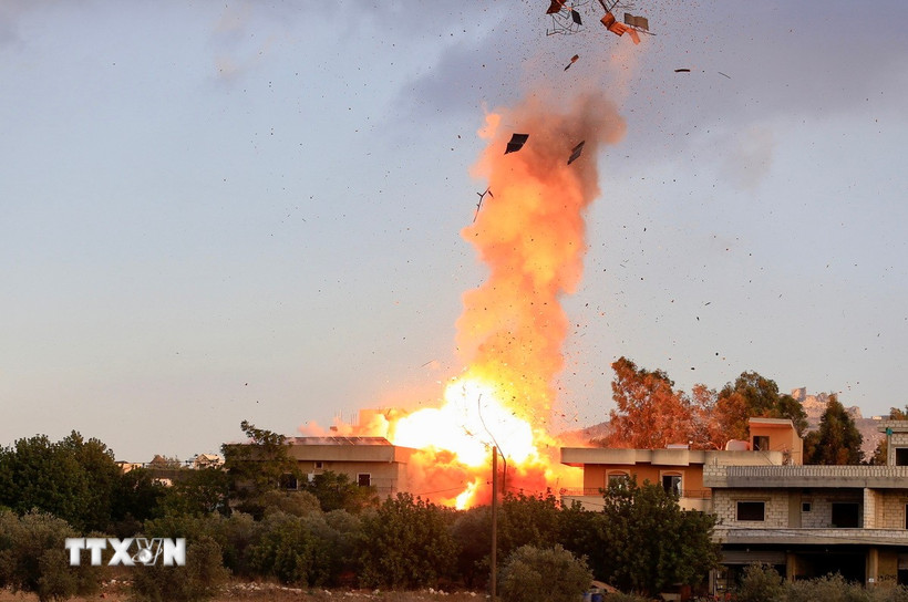 Một ngôi nhà ở Kfar Tebnit, miền Nam Liban bị trúng không kích của Israel. (Ảnh: THX/TTXVN)