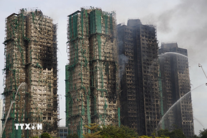 Các tòa chung cư ở khu phức hợp Wang Fuk Court thuộc quận Tai Po, Hong Kong (Trung Quốc) bị thiêu rụi trong vụ hoả hoạn kéo dài hơn 40 giờ, ngày 27/11/2025. (Ảnh: THX/TTXVN)